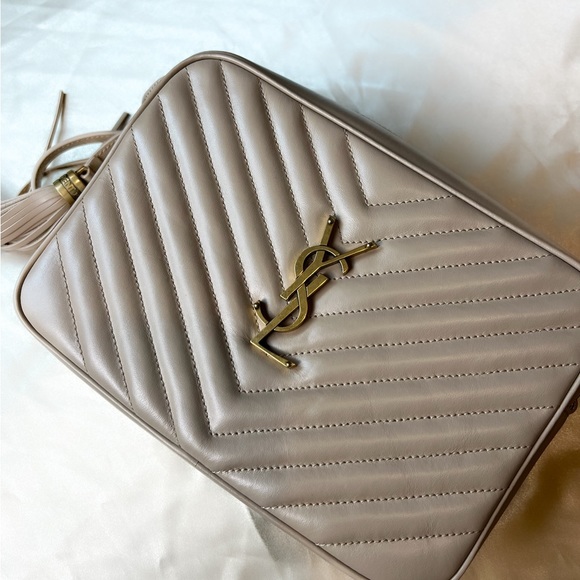 💞💞SOLD💞💞Yves Saint Laurent Beige Lou Camera Bag - Picture 2 of 10